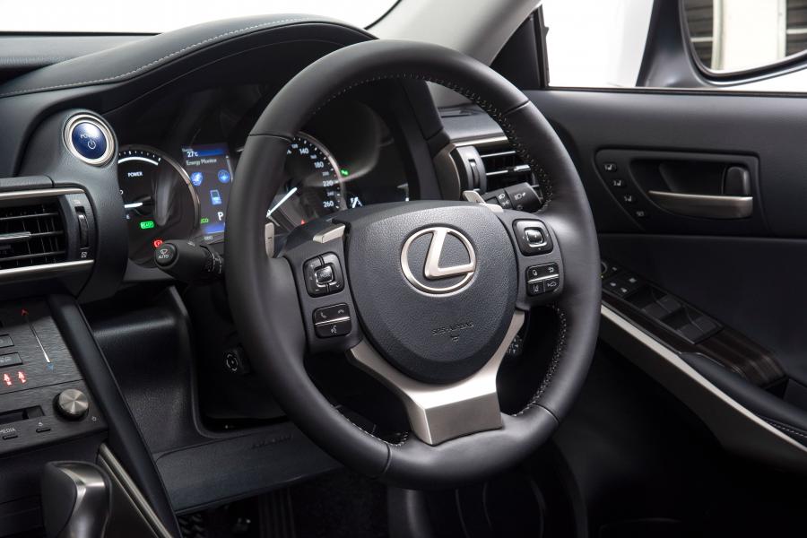 Панель приборов Lexus IS300h (XE30) 2018 года  (ZA) (фото 3 из 16)